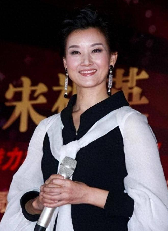 12年原来不止为了家庭李谷一道出真相开元棋牌app59岁宋祖英：退出春晚(图7)