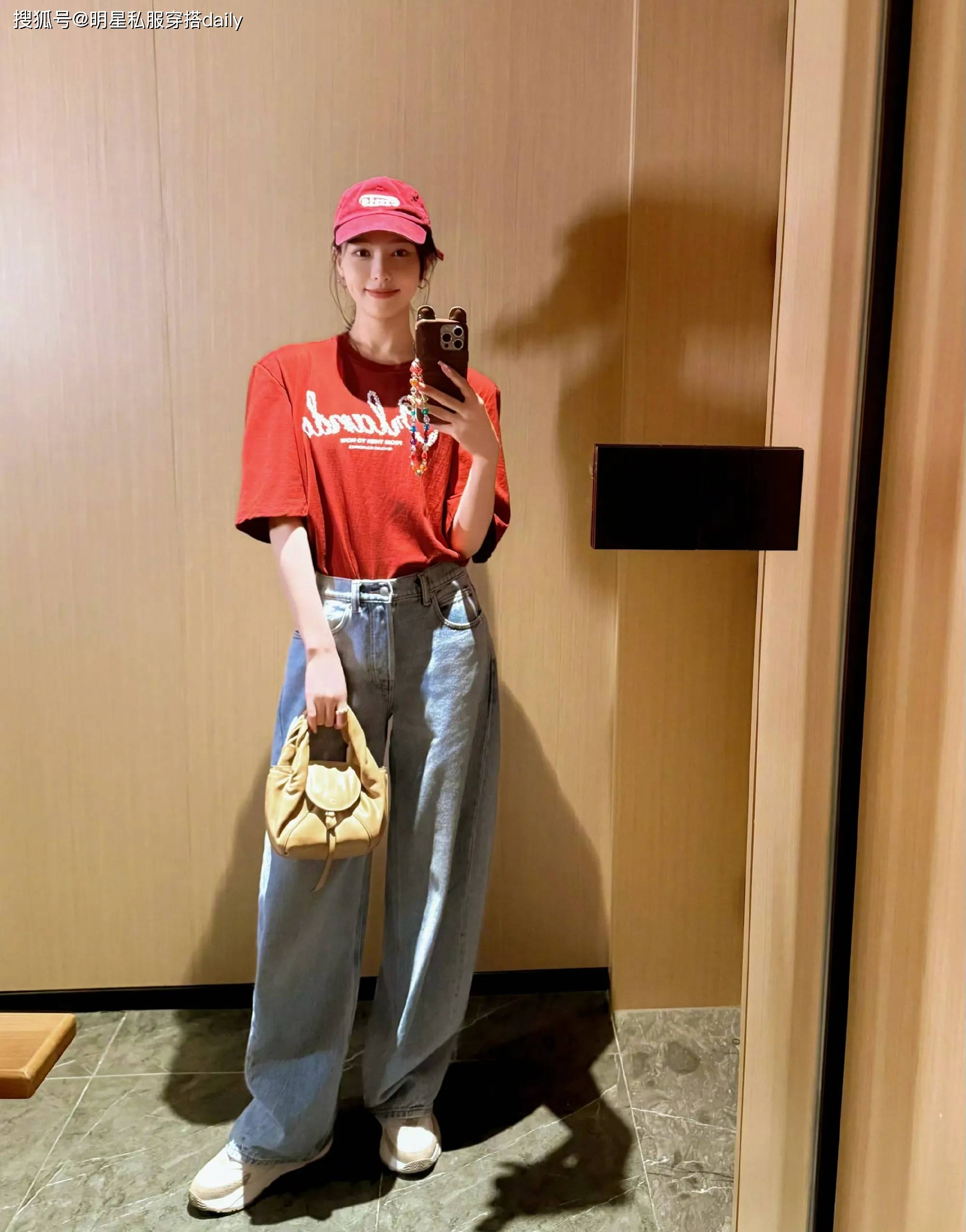 眼！红色T恤搭配牛仔裤笑靥如花绝美开元ky棋牌唐嫣晒美的让人移不开(图1)