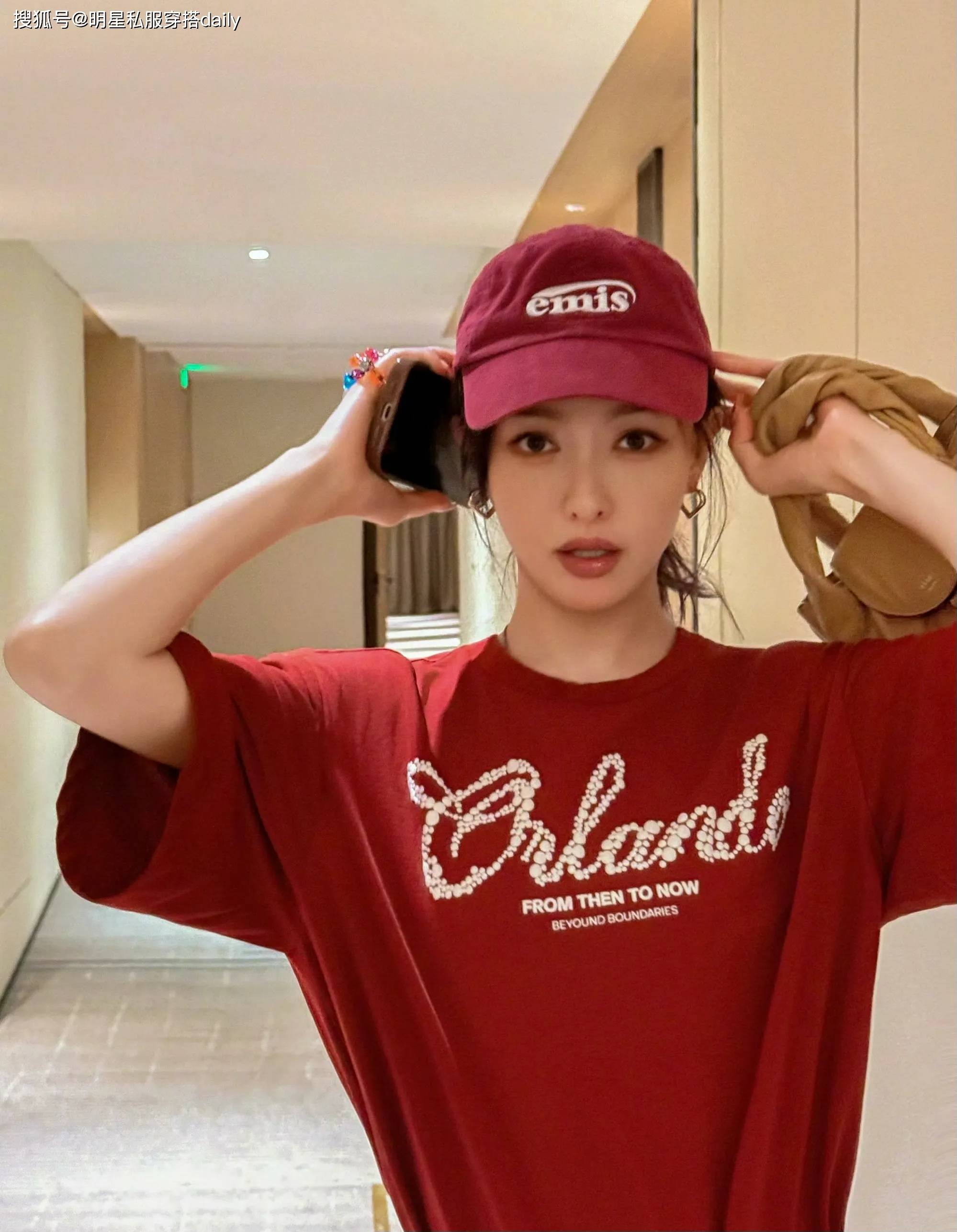 眼！红色T恤搭配牛仔裤笑靥如花绝美开元ky棋牌唐嫣晒美的让人移不开(图2)