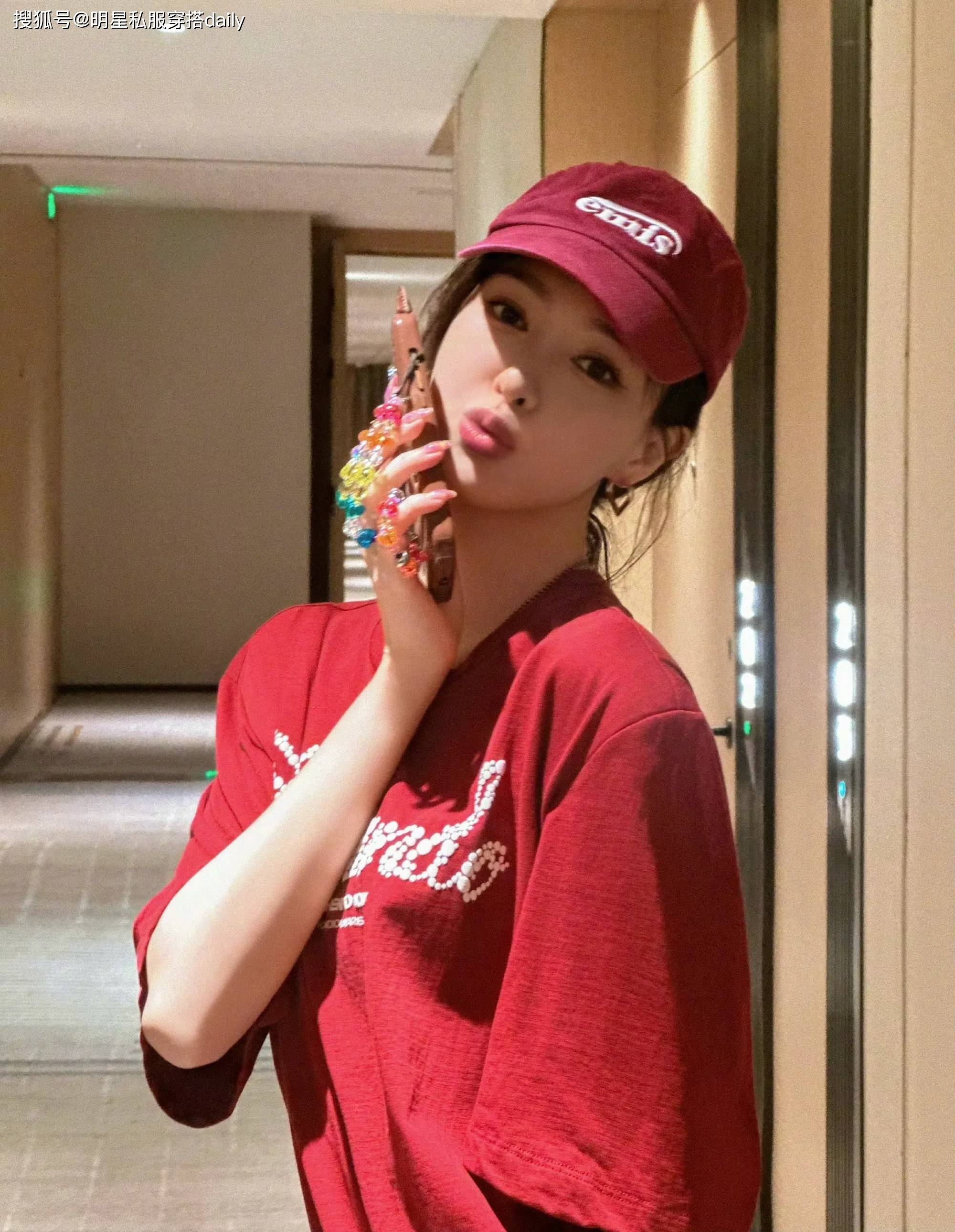 眼！红色T恤搭配牛仔裤笑靥如花绝美开元ky棋牌唐嫣晒美的让人移不开(图3)