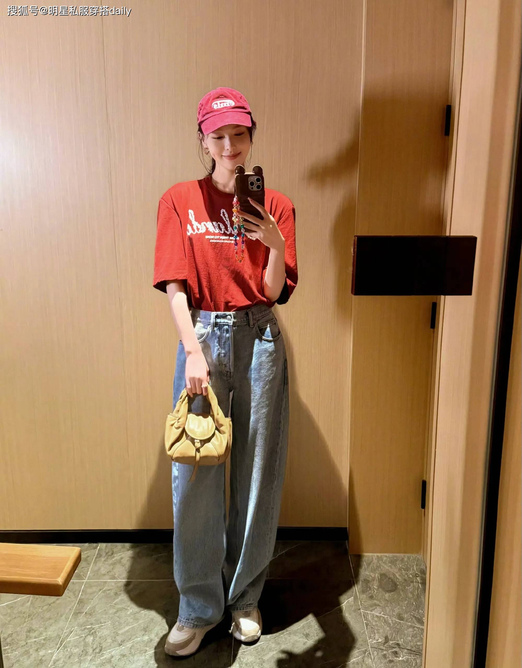 眼！红色T恤搭配牛仔裤笑靥如花绝美开元ky棋牌唐嫣晒美的让人移不开(图4)