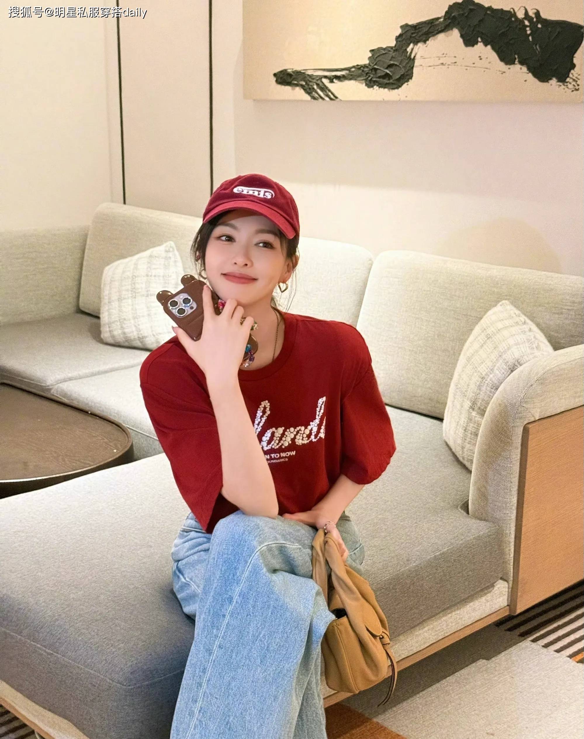 眼！红色T恤搭配牛仔裤笑靥如花绝美开元ky棋牌唐嫣晒美的让人移不开(图5)
