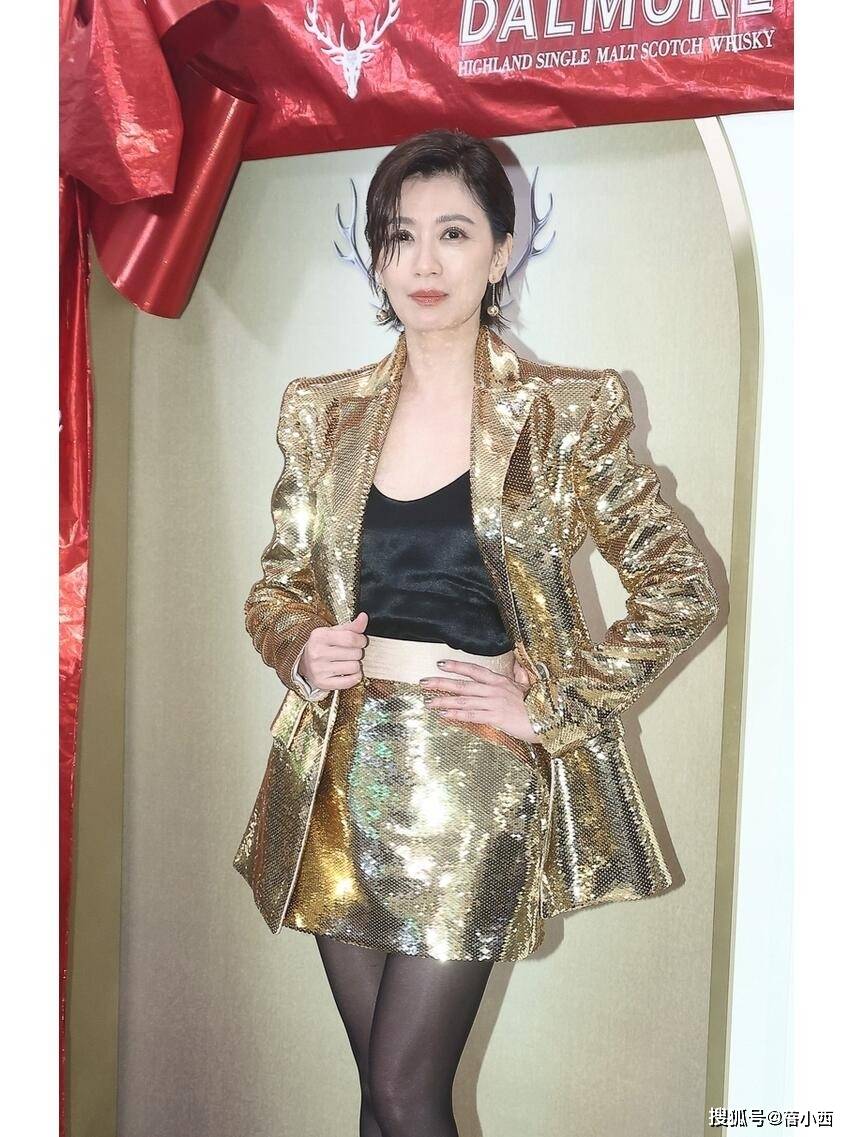 金西装短裙黑丝亮相50岁美出新高度开元棋牌试玩贾静雯新剪了短发穿土豪(图9)